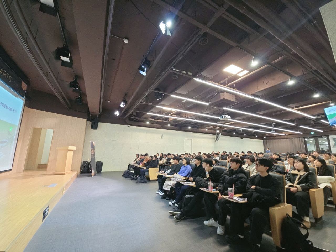 강연장을 가득 채운 참여자들이 발표를 듣는 모습