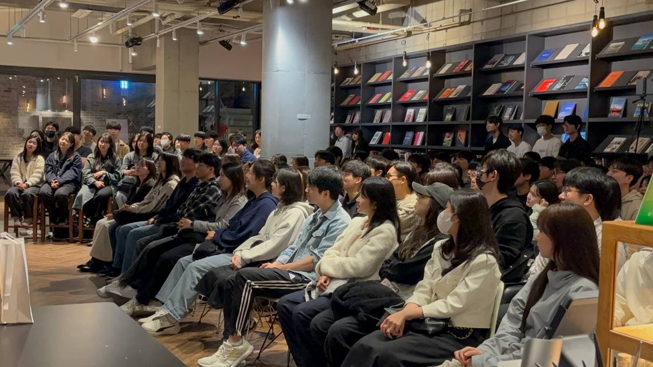 한 자리에 모여 이야기를 듣는 참여자들