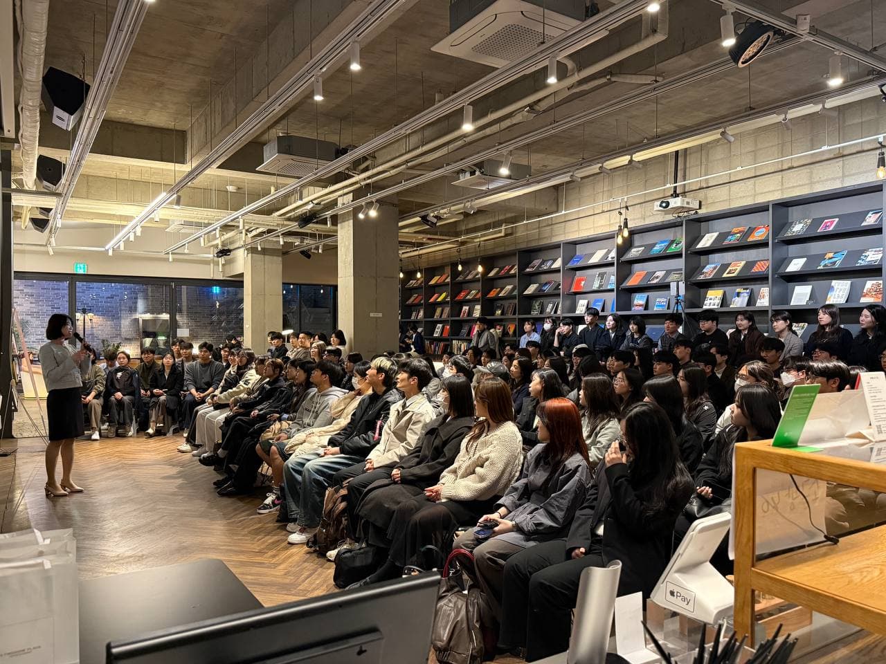 발표자의 이야기에 집중하고 있는 참여자들